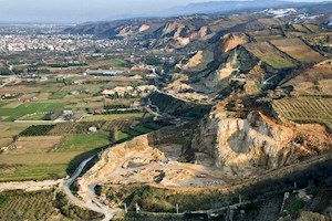 غرش لودرها در طبیعت مازندران؛ آسمان تار و رودخانه آلوده است