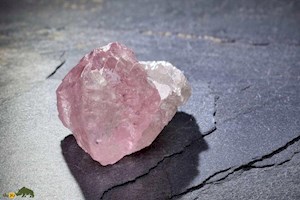 الماس خیره‌ کننده دو رنگ از یک معدن در آفریقا بیرون آمد