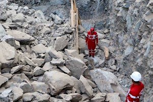 ۱۵ کارگر زیر آوار معدن سنگ گرفتار شدند